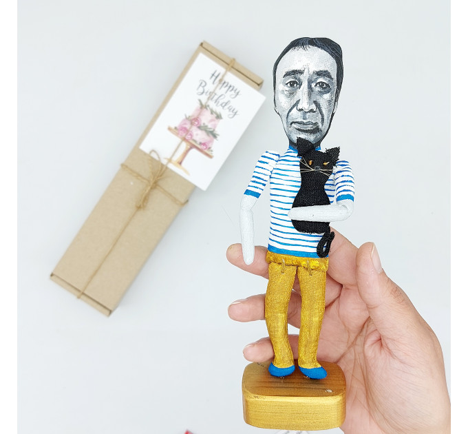 Haruki Murakami figurine, famous Japanese author - Book lover gift!