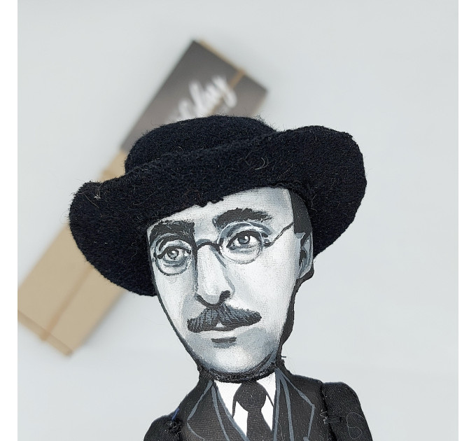 Fernando Pessoa figurine, Portuguese poet, writer, literary critic - Bookish art
