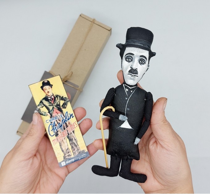 Charlie Chaplin comedian figure, Star Silent film era - Collectible doll