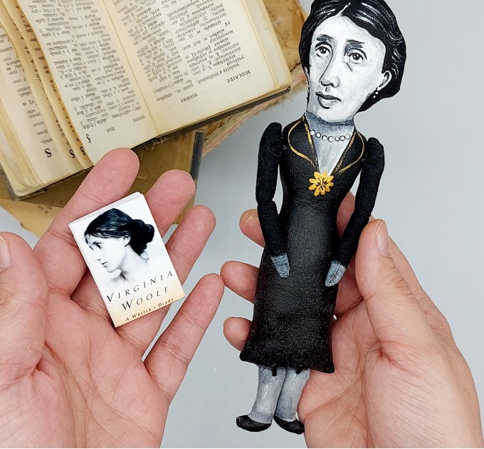 Virginia Woolf famous writer firurine - Bookworm gift - Collectible doll