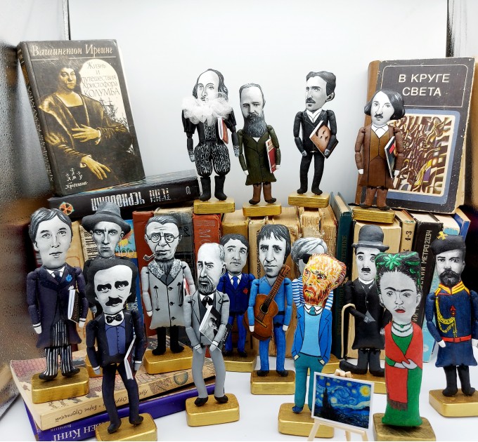Figurines & Miniatures 